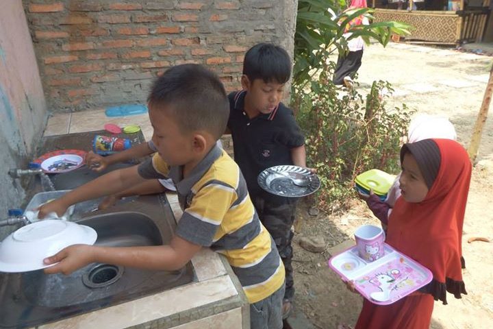 Ini Sekolah Kami : Mengantri, Mencuci Piring, Menyapu, Mengepel