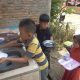 Ini Sekolah Kami : Mengantri, Mencuci Piring, Menyapu, Mengepel